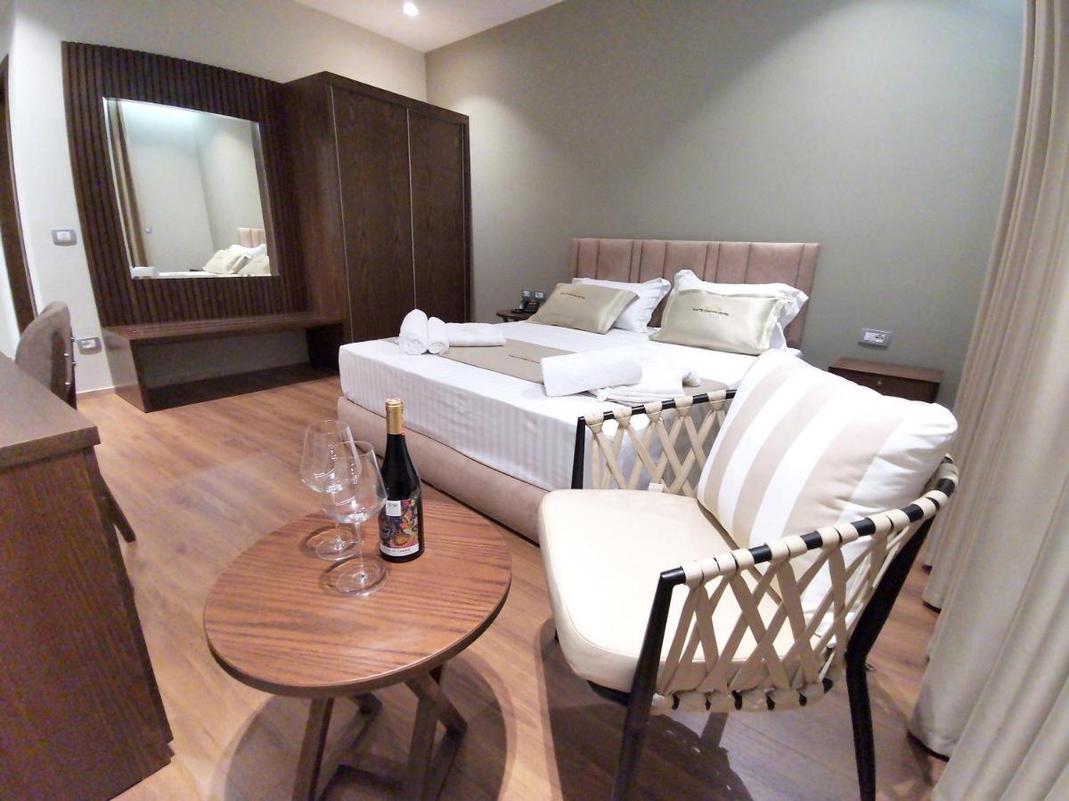 Hotel White Crown