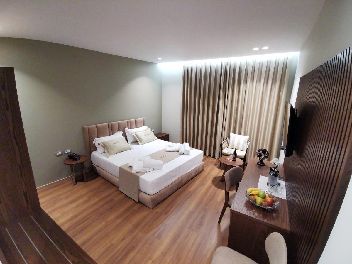 Hotel White Crown