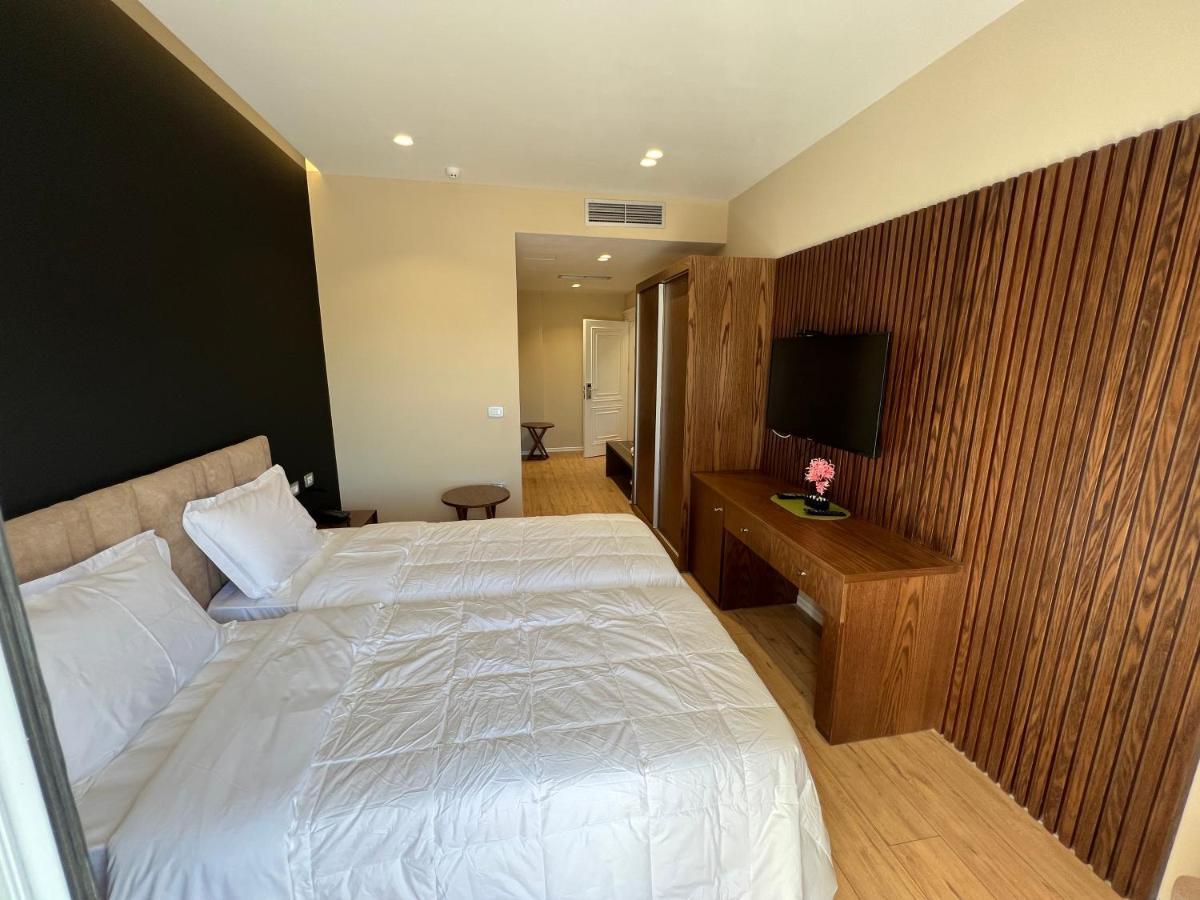 Hotel White Crown Kamez